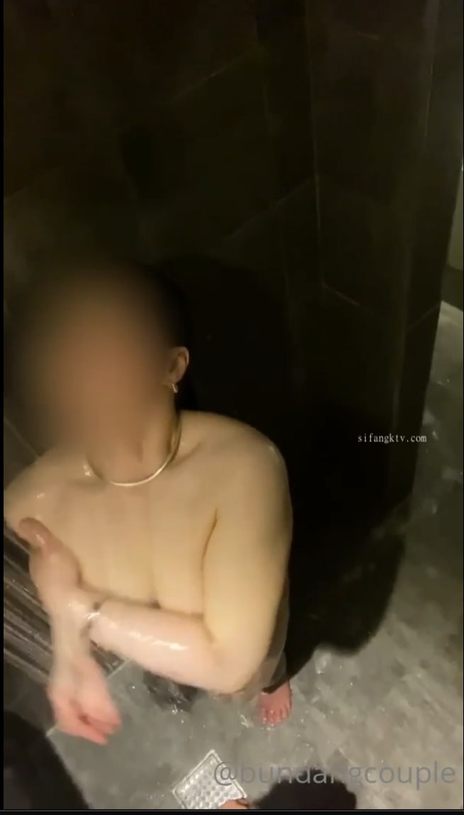 极品网红尤物全程露脸诱惑狼友，高跟大长腿性感无毛逼，美臀美脚的诱惑，自慰骚穴浪叫呻吟，精彩不要错过